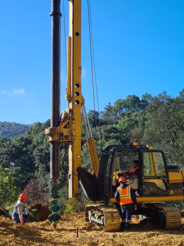 Perforadora hidráulica MAICAT 45 montada sobre orugas para obra civil