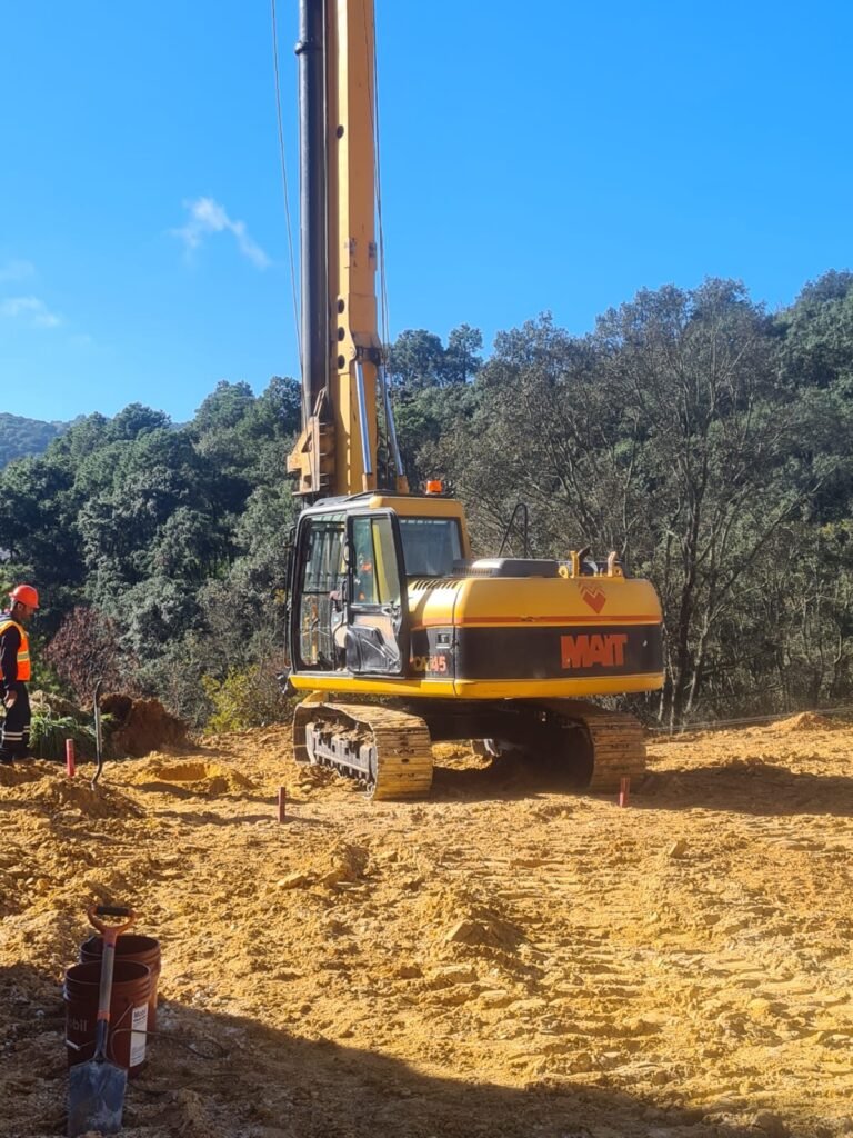 MAICAT 45 en operación realizando pilas de cimentación en obra urbana